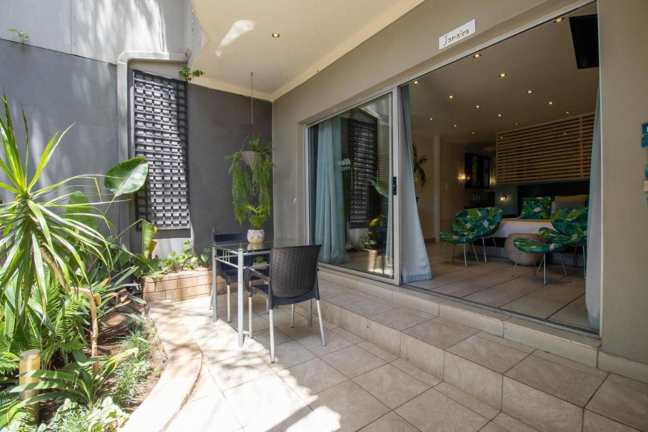 Club Cocomo Hartbeespoort Exterior photo